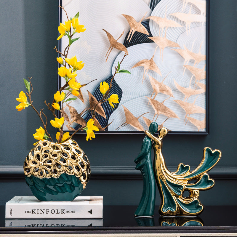 Simple and luxurious ornaments